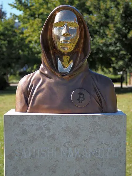 Một bức tượng ở Budapest dành riêng cho Satoshi Nakamoto